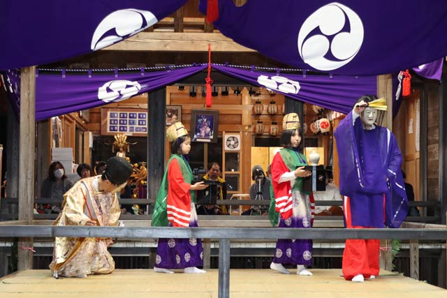 神明宮で春季例大祭宵宮の神楽奉納