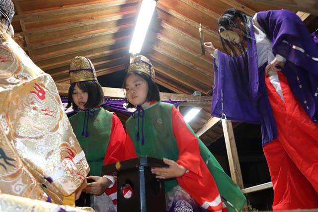 神明宮で春季例大祭宵宮の神楽奉納