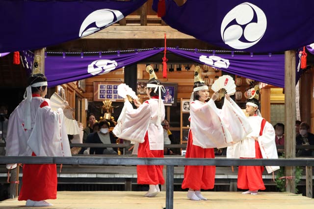 神明宮で春季例大祭宵宮の神楽奉納