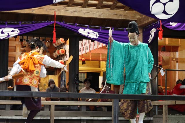 神明宮で春季例大祭宵宮の神楽奉納