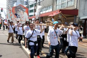 三条マルシェでツリーハウスのみこしに三条六角巻凧のパレードが続く