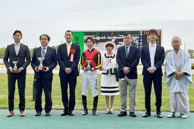 表彰式で優勝奇手らと並んで