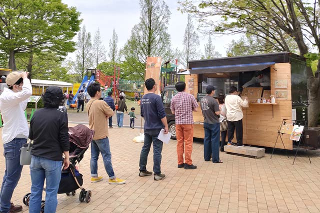 キッチンカー田舎家三条による三条産米を使ったライスバーガーなどを販売