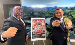 新潟プロレス三条市厚生福祉会館大会に出場するビッグ・THE・良寛選手（左）と鈴木敬喜選手