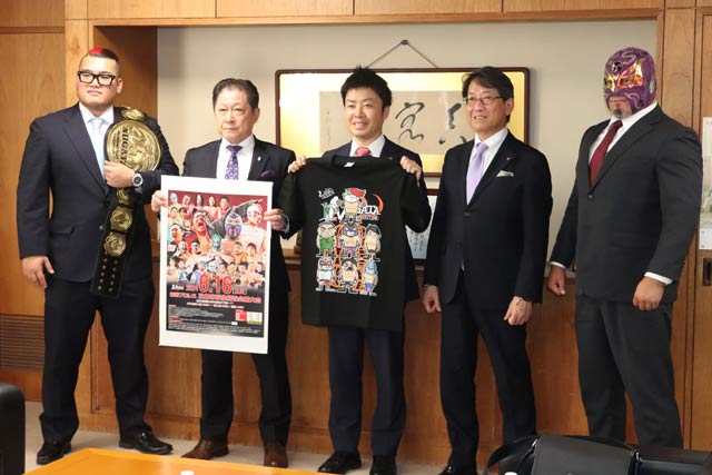 左から新潟プロレス三条市厚生福祉会館大会に出場する鈴木選手、乙川社長、滝沢市長、関川社長、ビッグ・THE・良寛選手