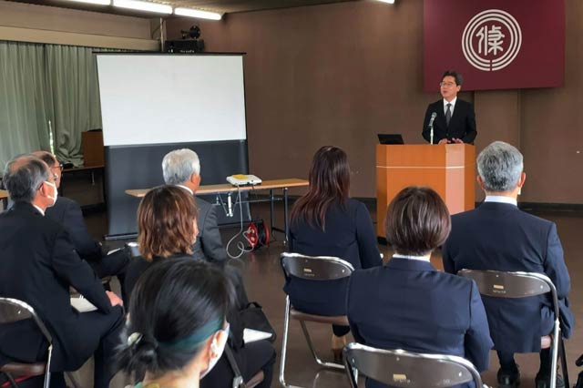 交付式であいさつする伊野取締役管理本部長