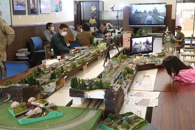 新潟市岩室観光施設「いわむろや」で開かれている鉄道ジオラマ運転会