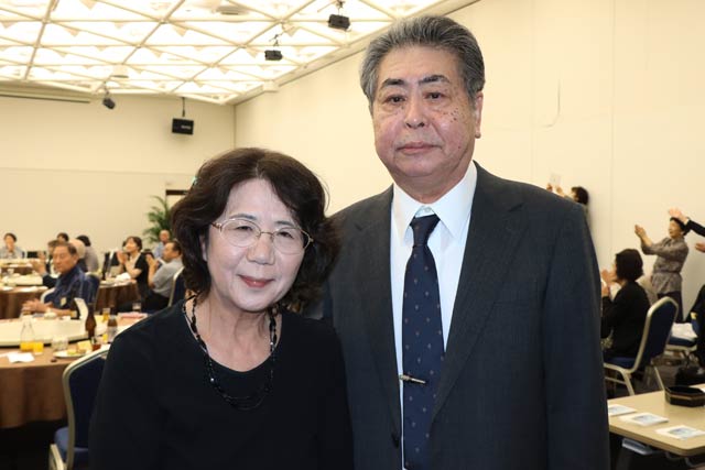 2023年9月に開かれた藤井克之墨彩画教室開設20周年記念祝賀会での藤井克之さん夫婦