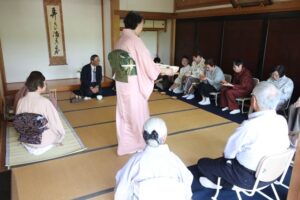 「八王寺の白藤」が満開の白藤茶会に105人が参加