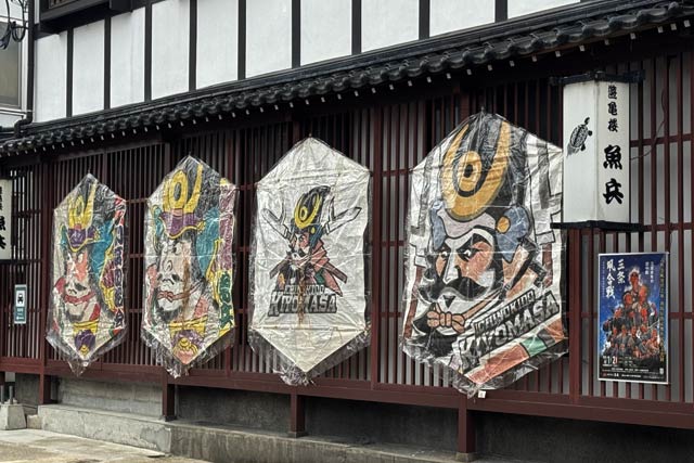 「遊亀楼 魚兵」は6月1日、2日に開かれる三条凧合戦に出場する一ノ木戸清正組の三条六角巻凧5枚を飾っている