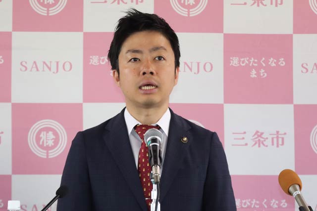 会見する滝沢市長