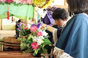 弥彦村仏教会の「はなまつり」で釈迦像に甘茶かけ