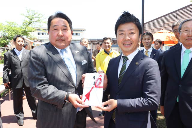  家坂会長(左)から滝沢市長に寄付目録を手渡す