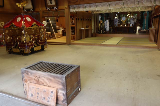 舞い込みのために八幡宮拝殿の畳をはがした