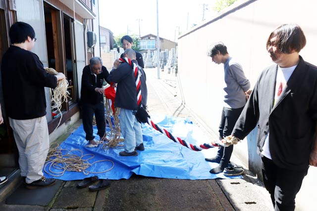 池田さんの家の前で鈴緒を編む 