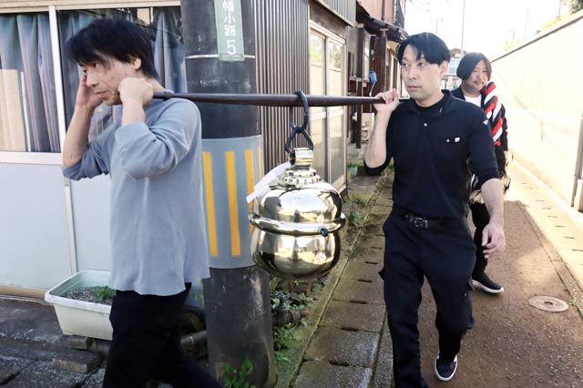 鈴と鈴緒を拝殿へ運ぶ