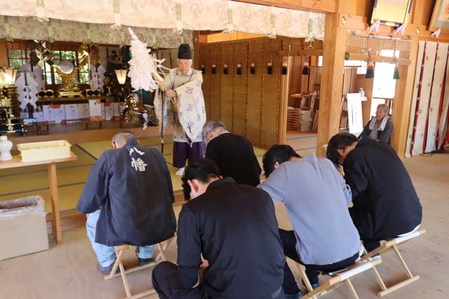 拝殿で清払い