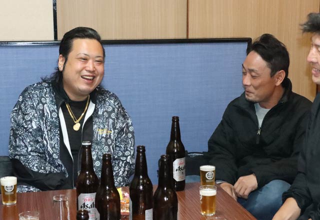 酒を酌み交わす木場小路万灯組の清水総代(左)と横町万灯保存会の玉橋総代