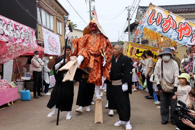 大きく高げたを蹴り上げて歩くてんぐ
