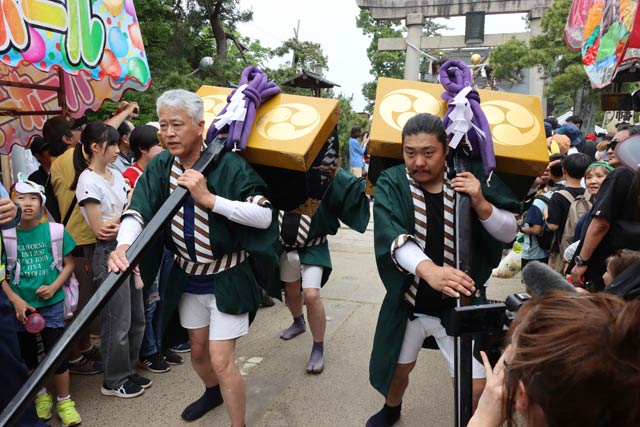 八幡宮を出る先供