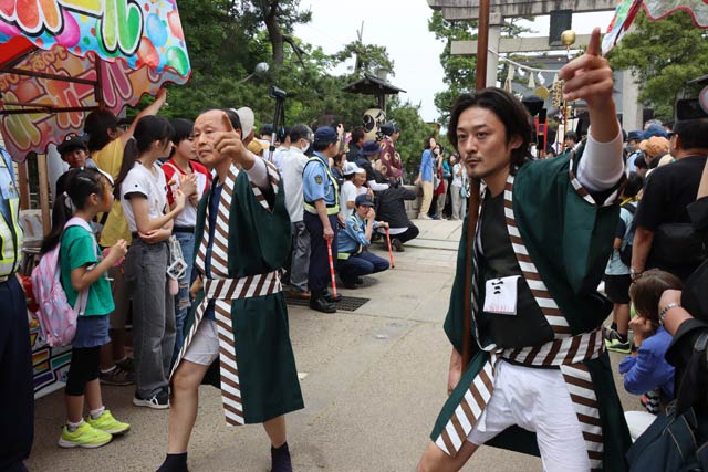 八幡宮を出る先供