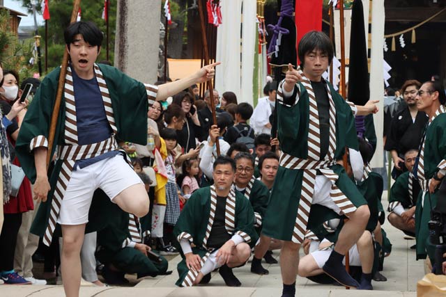 八幡宮を出る先供