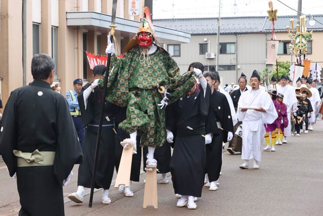 大通りを進む大名行列