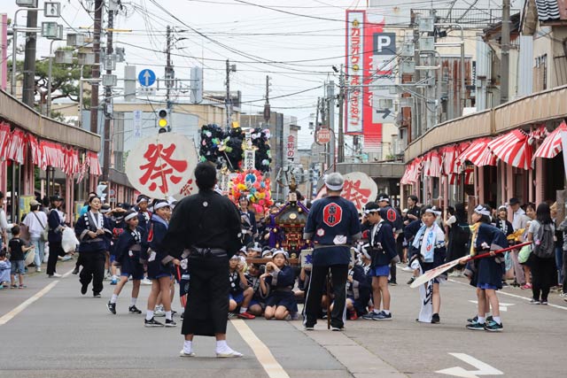 裏館小学校子どもみこし