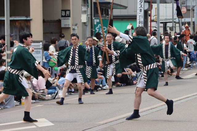 道具を投げて受けわたす先供