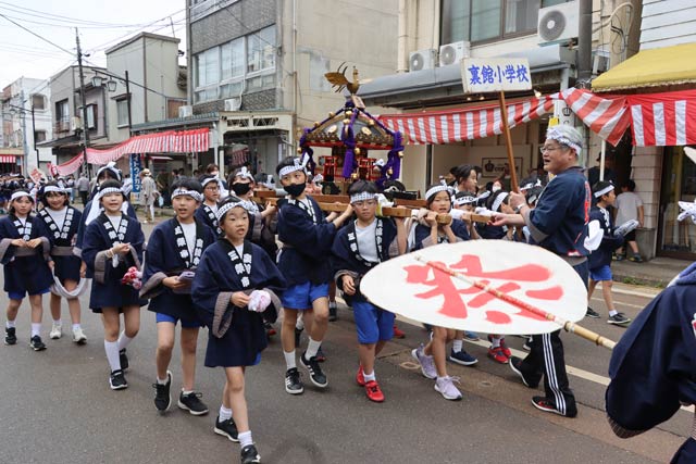 裏館小学校の子どもみこし