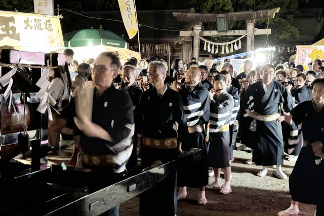 宵宮の神事のあと境内で演奏する八幡宮囃子方組合