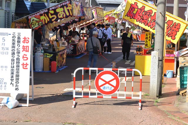 大通りまで延びた八幡小路の両側に連なる露店