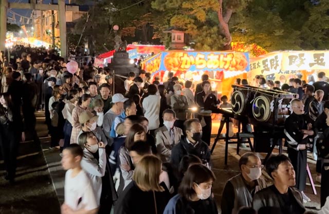 夜の境内のにぎわい