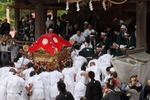 三条祭りの舞い込みで拝殿に上げようとするみこしを先供が押し返す