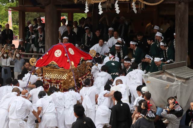 三条祭りの舞い込みで拝殿に上げようとするみこしを先供が押し返す