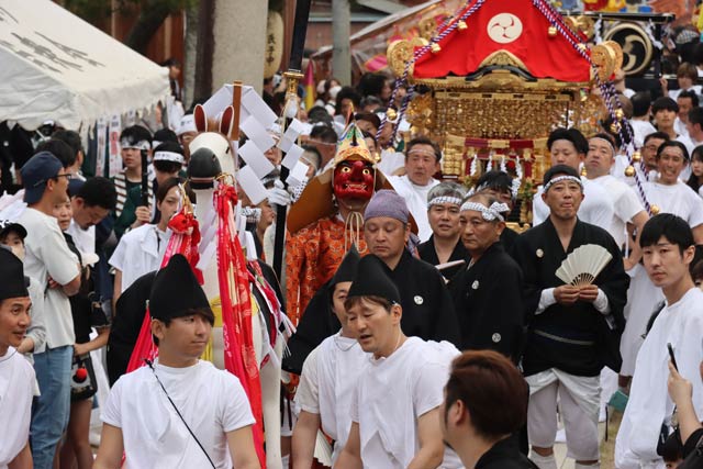 神馬、てんぐ、みこしなどが八幡宮へ戻る