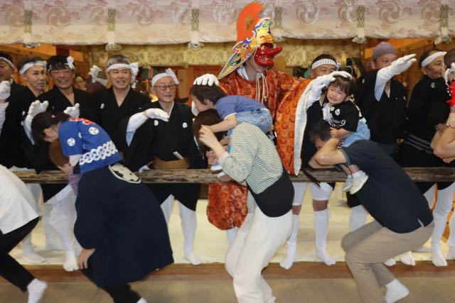 道祖神会から子どもの頭をなでてもらう
