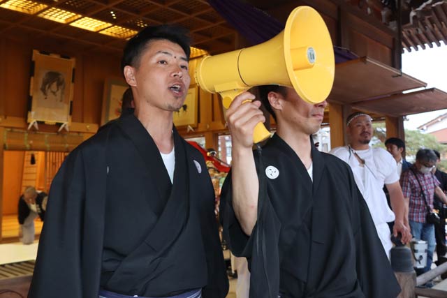 あいさつする三条和歌集会の赤塚会長