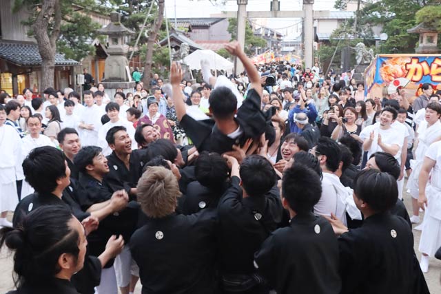 すべて無事に終わって赤塚会長を胴上げ