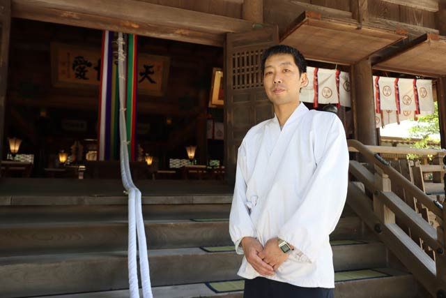 亡き父、古川洸宮司に代わって初めて春季例大祭の祭主を勤める古川修権禰宜
