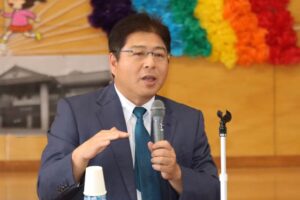 燕西小で講演する真中満さん