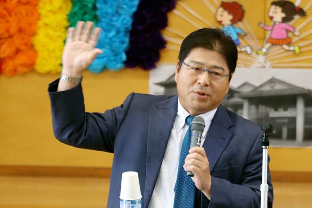 燕西小で講演する真中満さん