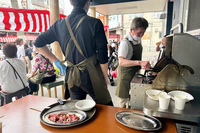 さんきらくが大名行列に合わせて焼き肉をふるまう