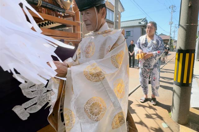 万灯の四隅を払い清める