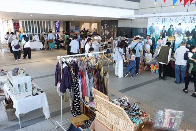 燕市役所庁舎で開かれているツバメルシェ