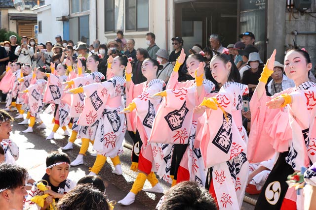 出陣式で踊りを披露