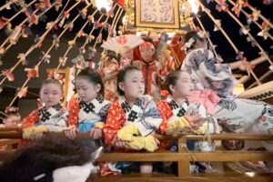 燕・戸隠神社春季例大祭宵宮の夜の万灯が華やかに