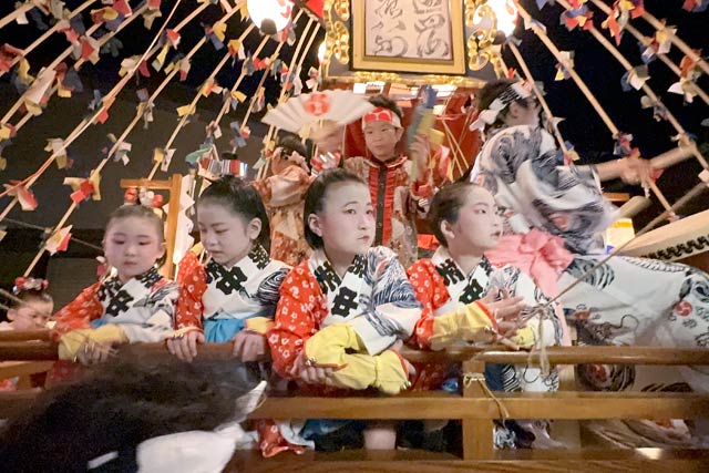 木場小路万灯組の万灯に乗る踊り子「お玉」