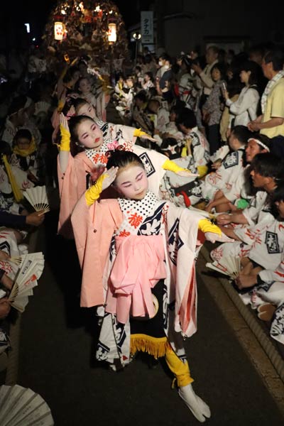 玉川堂前で横町万灯保存会の下座