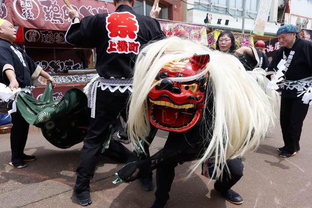 上横町神楽保存会による獅子舞パフォーマンス
